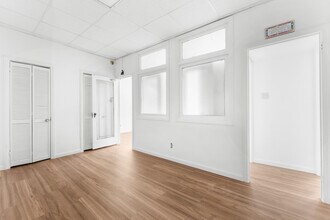 5716 Myrtle Ave, Ridgewood, NY à louer Photo intérieure- Image 1 de 9