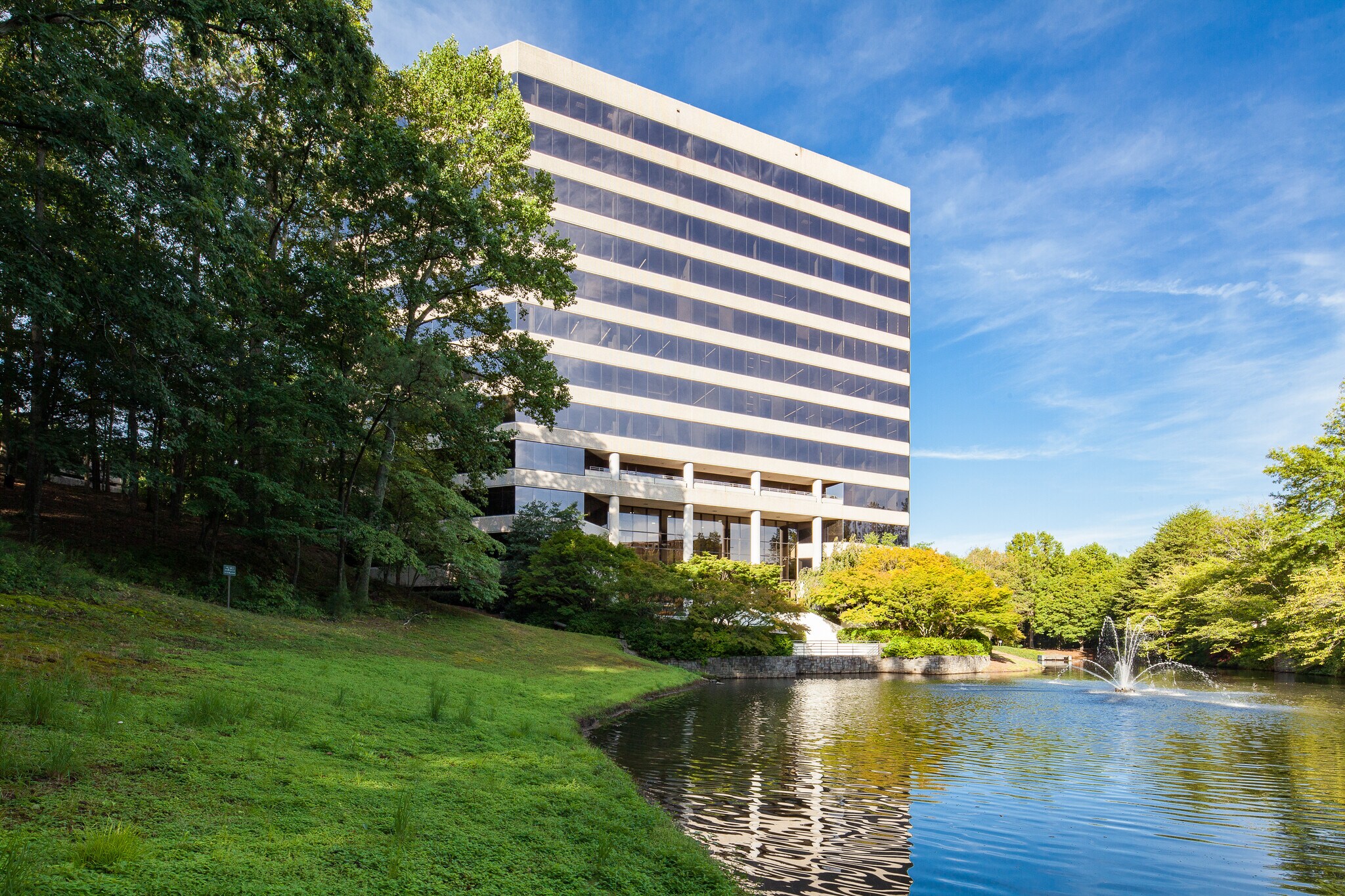 400 Northridge Rd, Atlanta, GA à louer Photo du bâtiment- Image 1 de 28