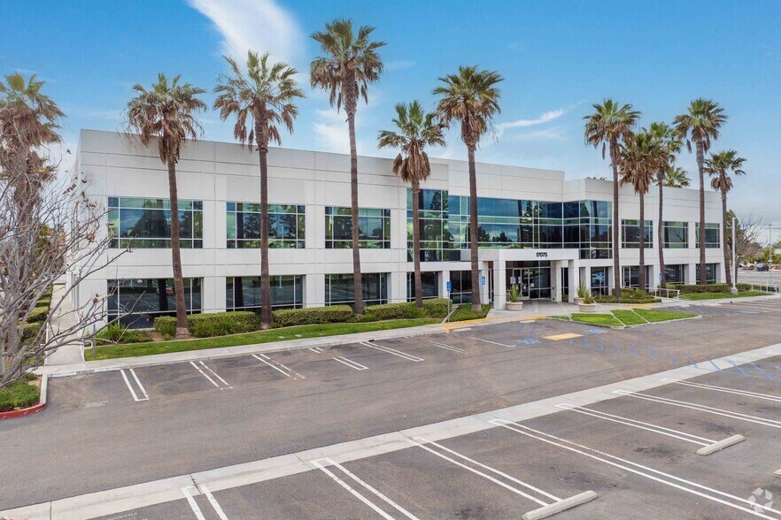 17075 Newhope St, Fountain Valley, CA à louer - Photo du bâtiment - Image 2 de 7