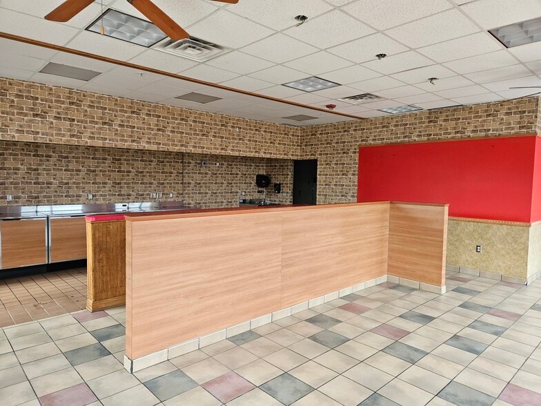 1629 E Michigan Ave, Lansing, MI for lease - Interior Photo - Image 3 of 13