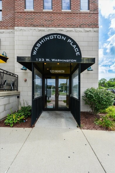 123 W Washington St, Oswego, IL à louer - Photo du bâtiment - Image 3 de 6