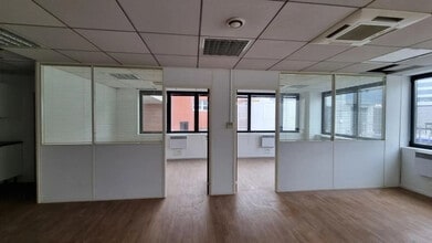 16 Rue Jean Jacques Rousseau, Issy-les-Moulineaux for lease Interior Photo- Image 2 of 10