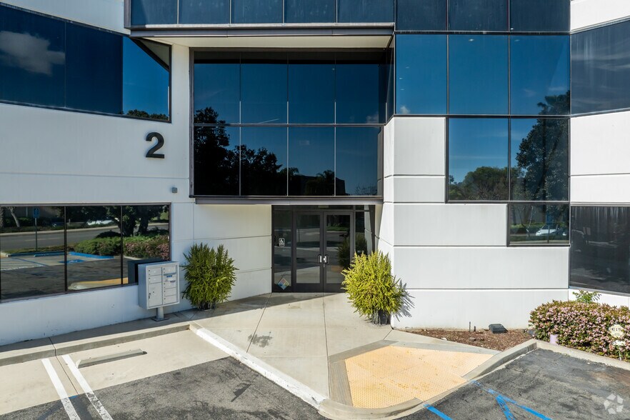 2 Wrigley Ave, Irvine, CA à louer - Photo du bâtiment - Image 2 de 5