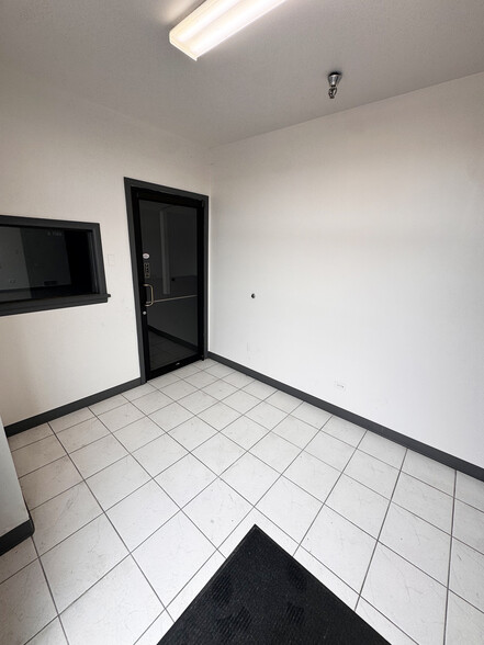 740 Industrial Dr, Cary, IL for lease - Building Photo - Image 3 of 12