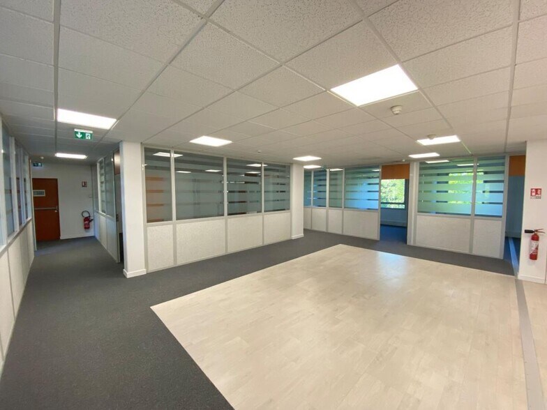 9 Allée Irène Joliot Curie, Saint-Priest for lease - Interior Photo - Image 3 of 7