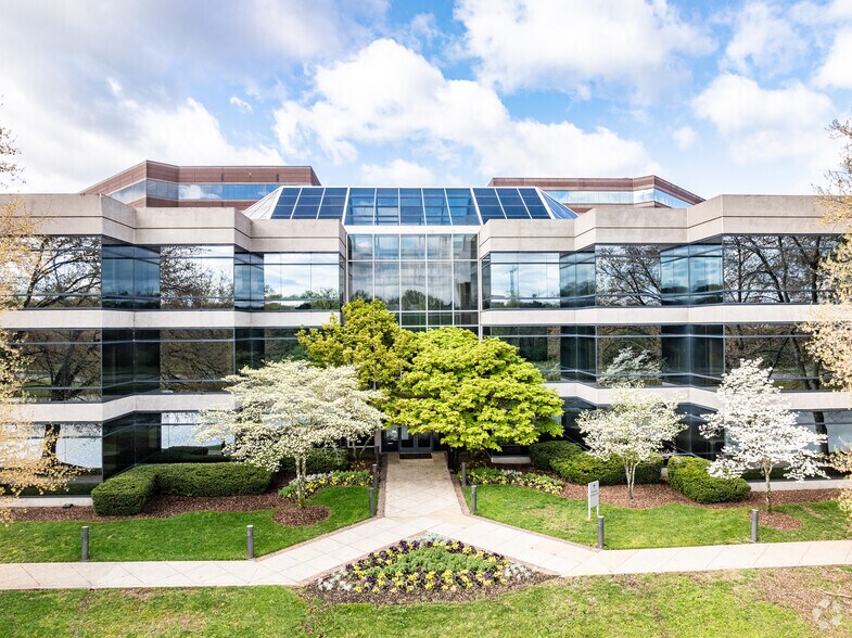 1 Burton Hills Blvd, Nashville, TN à louer - Photo du bâtiment - Image 3 de 13
