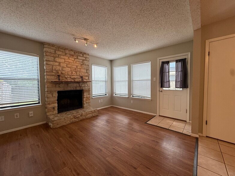 12307 Deer Falls Dr, Austin, TX à vendre - Photo du bâtiment - Image 3 de 22