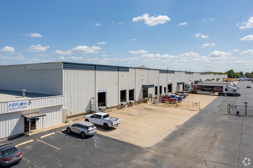 11505-11541 E Pine St, Tulsa, OK for lease - Building Photo - Image 2 of 5