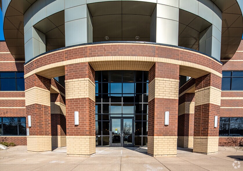 8530 Eagle Point Blvd, Lake Elmo, MN à louer - Photo du bâtiment - Image 2 de 19