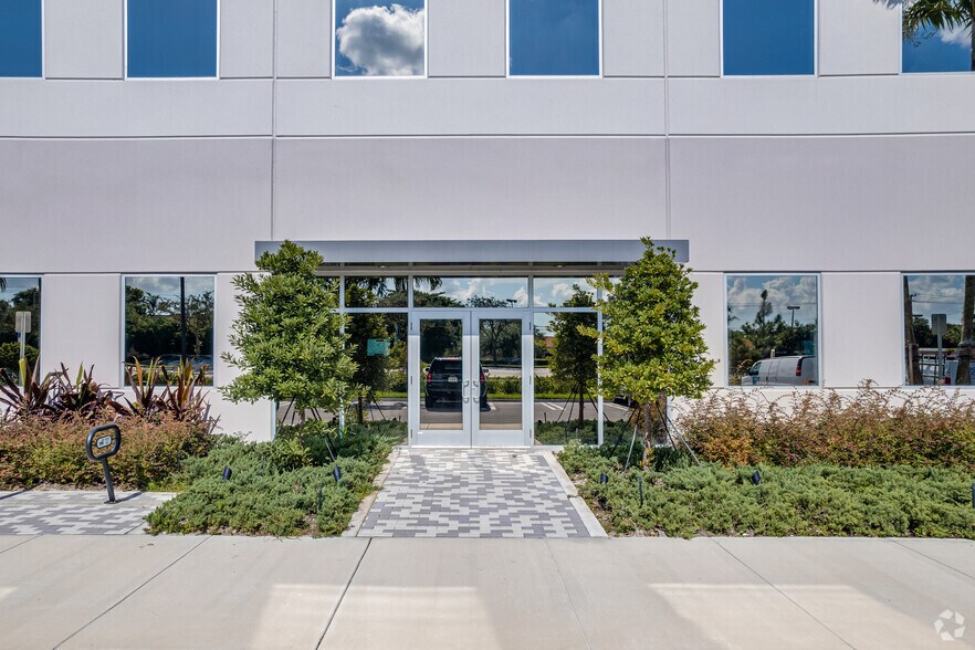 3251 N State Rd 7, Margate, FL à louer - Photo du bâtiment - Image 3 de 7