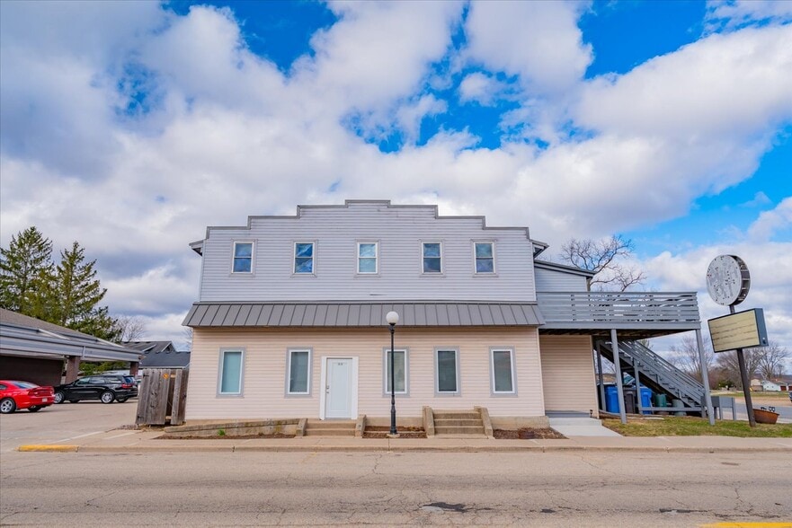 1010 Mills St, Black Earth, WI for sale - Building Photo - Image 2 of 9