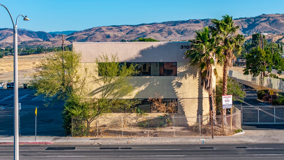 301 Palmdale Blvd, Palmdale, CA for sale - Building Photo - Image 2 of 33