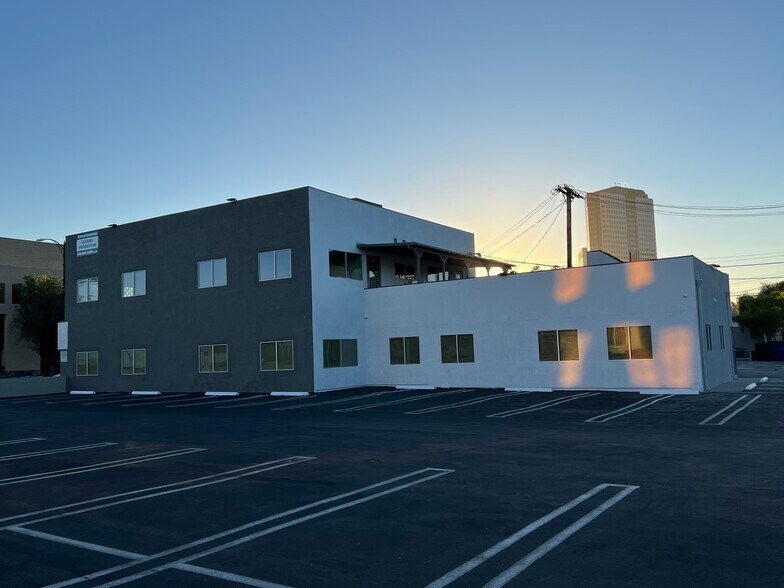 4404 W Riverside Dr, Burbank, CA à louer - Photo du bâtiment - Image 2 de 3