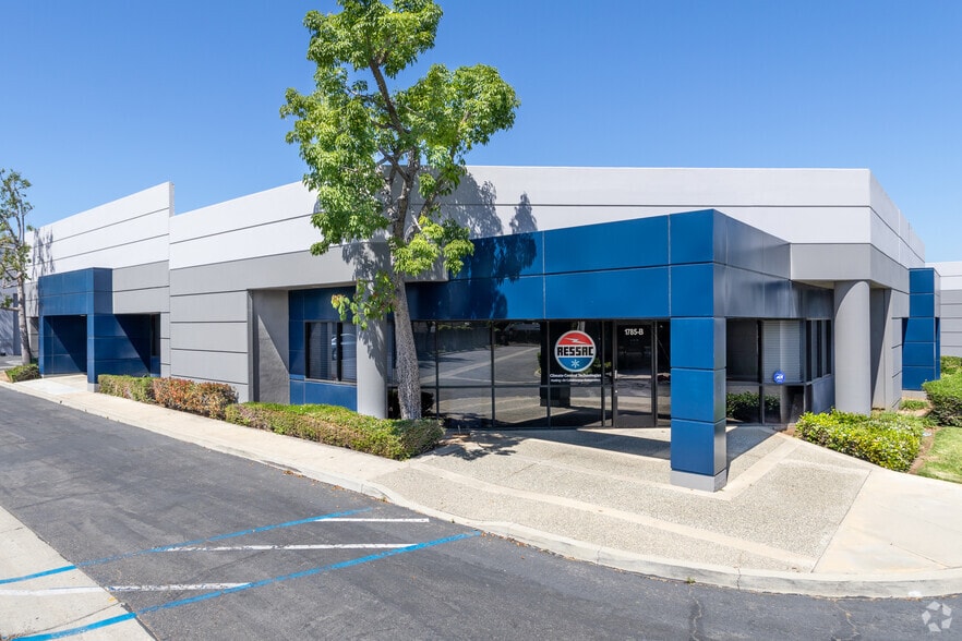 1785 Pomona Rd, Corona, CA à louer - Photo principale - Image 2 de 5