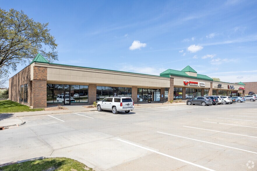 3000-3070 100th St, Urbandale, IA à louer - Photo du bâtiment - Image 3 de 6