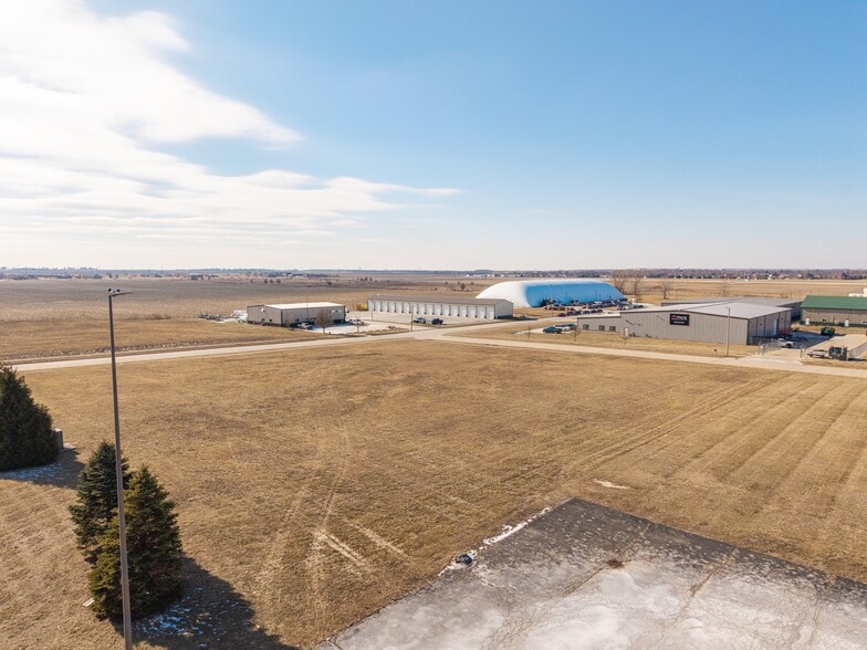 4114 Wicker Rd, Bloomington, IL for sale - Building Photo - Image 3 of 4