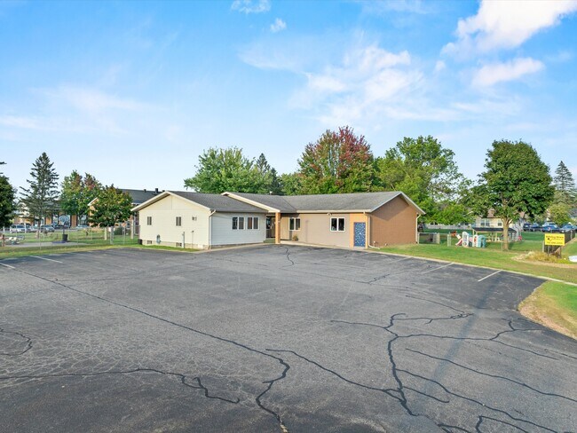 Plus de détails pour 1017 Laurel St, Marshfield, WI - Spécialité à vendre