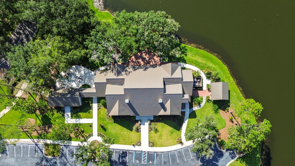 8709 Hunters Green Dr, Tampa, FL for lease - Building Photo - Image 3 of 12