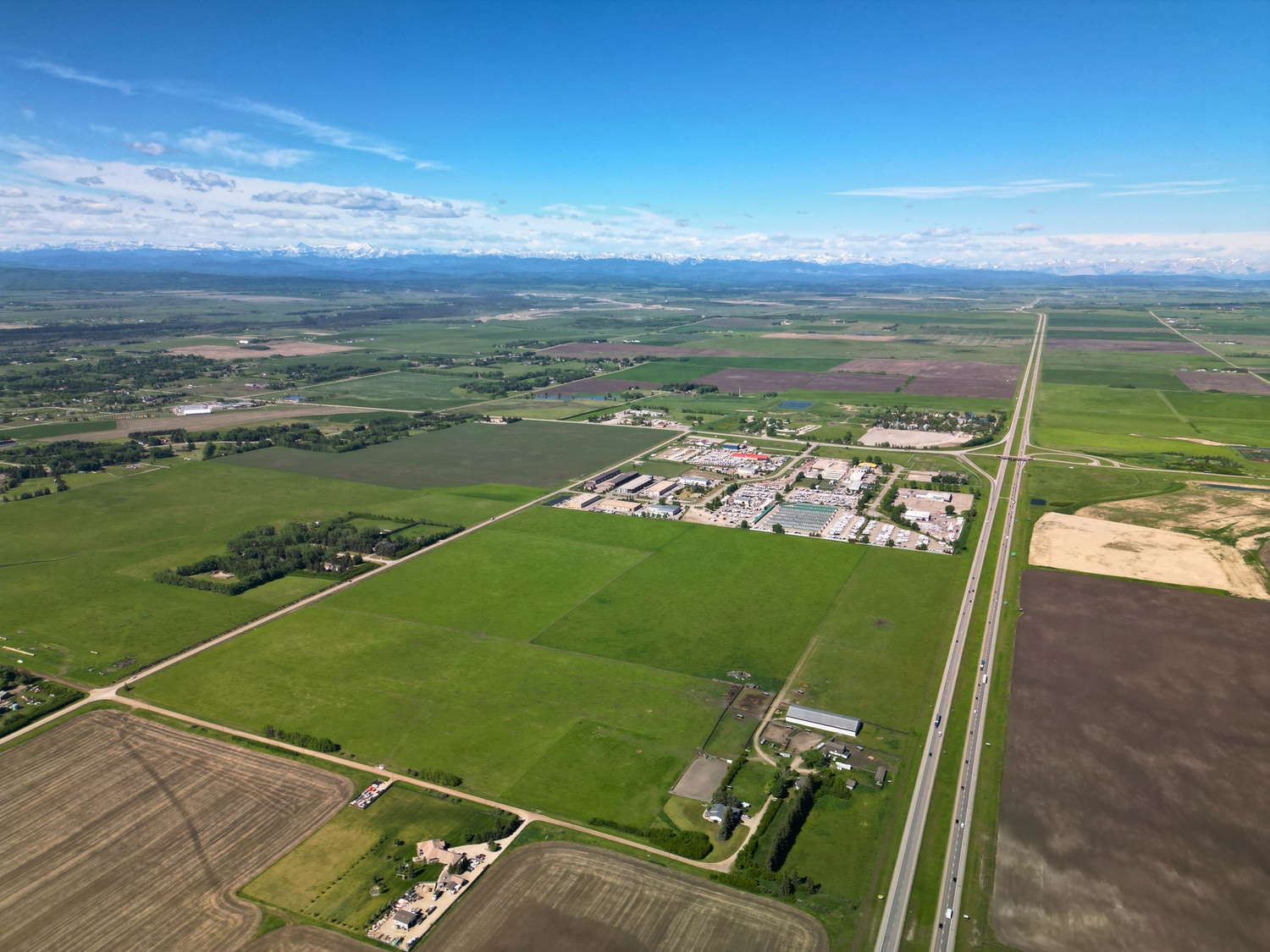 Hwy1 & Range Road 32, Calgary, AB à vendre Aérien- Image 1 de 8