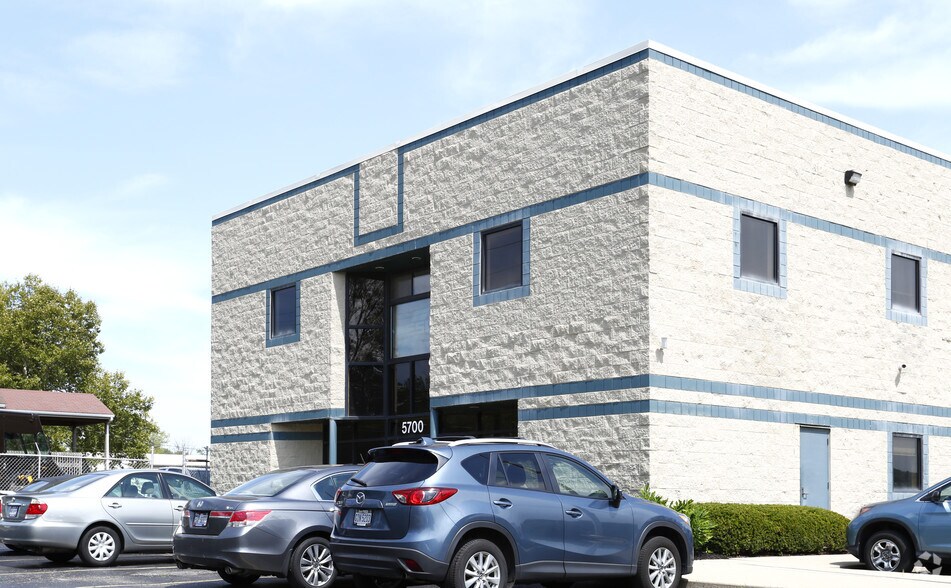 5700 Este Ave, Cincinnati, OH à louer - Photo du bâtiment - Image 3 de 11