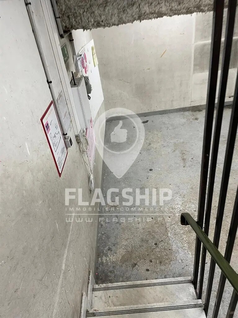 Retail in Paris for lease Interior Photo- Image 1 of 4