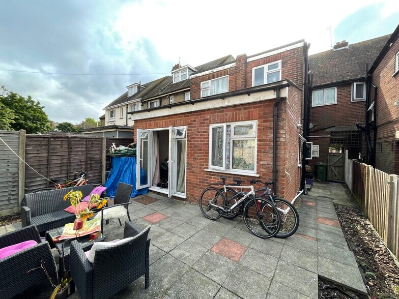 125-127 Black Bull Rd, Folkestone à vendre - Photo du bâtiment - Image 2 de 5