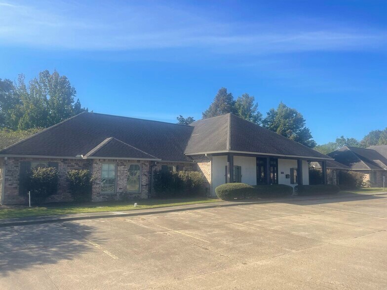 2798 O'Neal Ln, Baton Rouge, LA à louer - Photo du bâtiment - Image 1 de 48