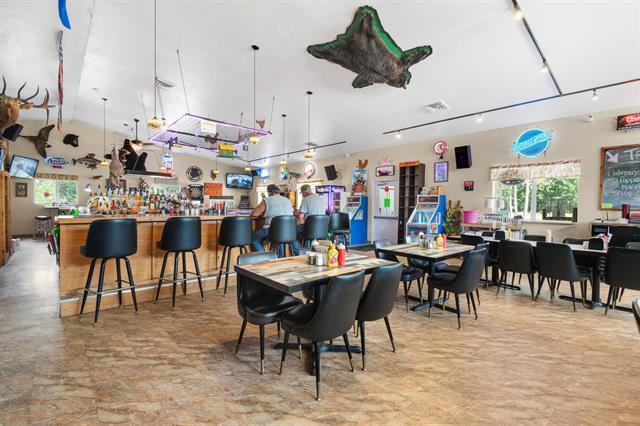 N7625 Parkway Rd, Crivitz, WI for sale - Interior Photo - Image 3 of 52