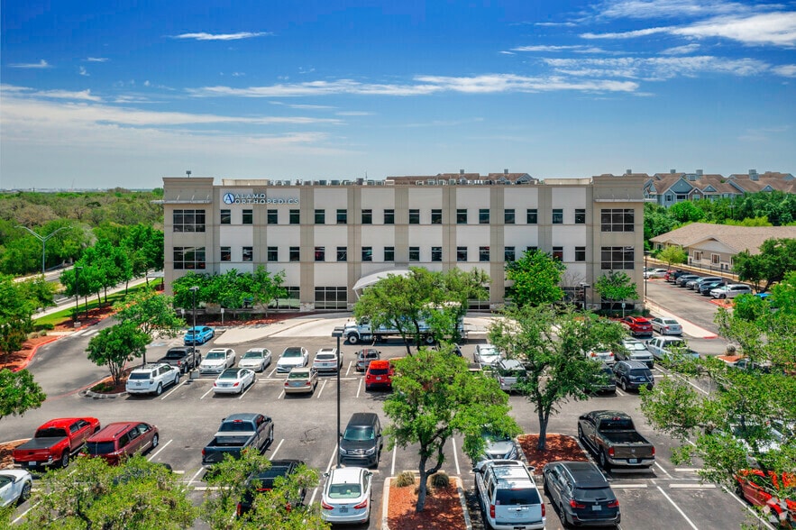 10010 Rogers Xing, San Antonio, TX à louer - Photo du bâtiment - Image 3 de 8