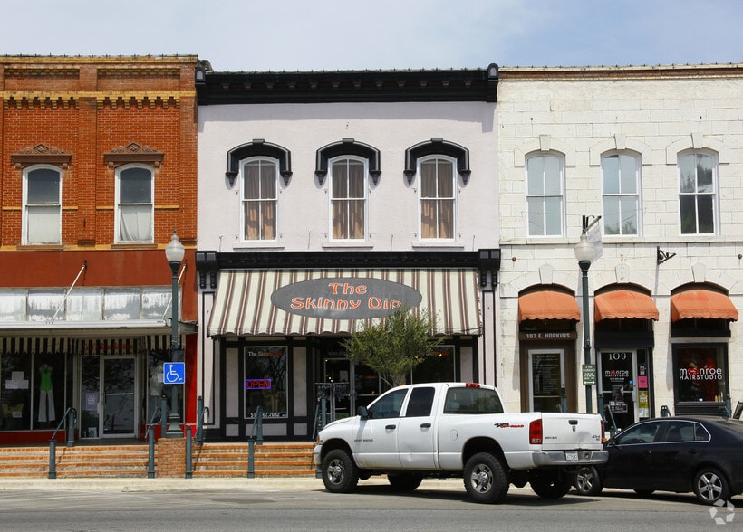 107 E Hopkins St, San Marcos, TX for sale - Building Photo - Image 2 of 5