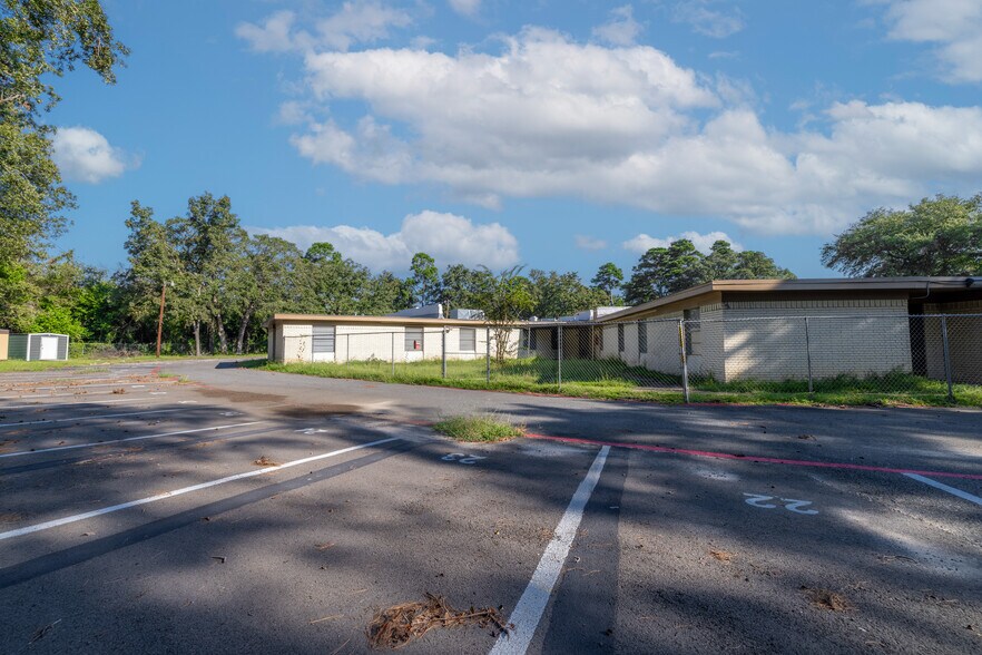 611 NW Stallings Dr, Nacogdoches, TX à vendre - Photo du bâtiment - Image 2 de 10