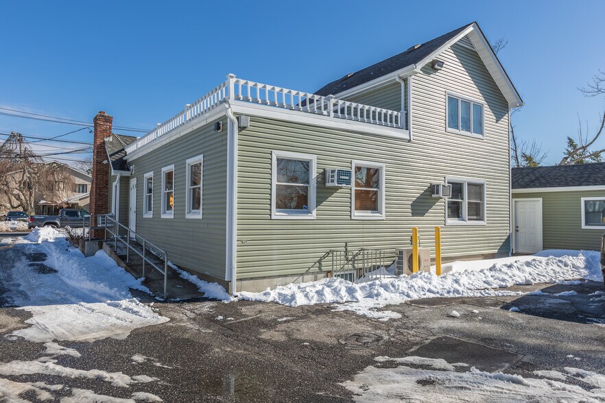 128 Carleton Ave, East Islip, NY à vendre - Photo du bâtiment - Image 3 de 10