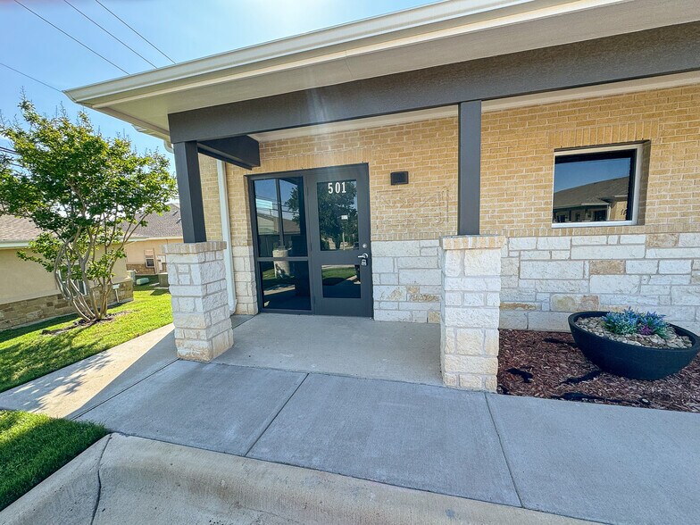 201 N Heatherwilde Blvd, Pflugerville, TX à louer - Photo du bâtiment - Image 2 de 12