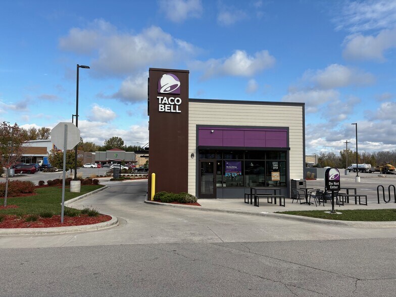 2326 Lineville Rd, Suamico, WI à vendre - Photo du bâtiment - Image 3 de 6