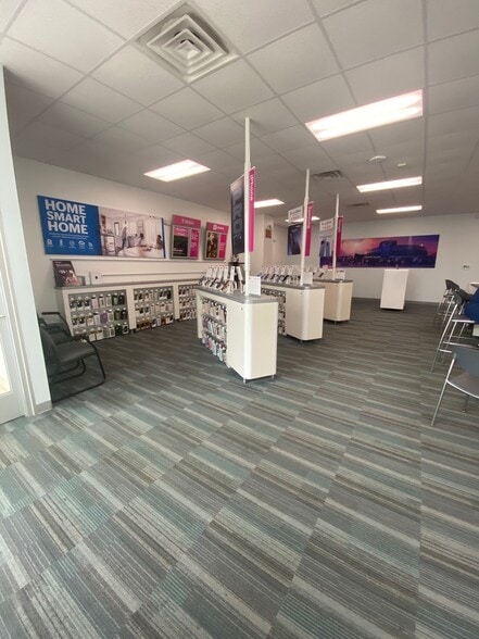 421-425 W Northland Ave, Appleton, WI for lease - Building Photo - Image 3 of 6
