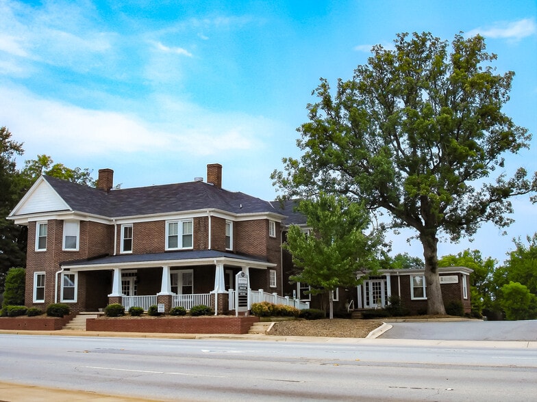 324 E Saint John St, Spartanburg, SC for lease - Building Photo - Image 1 of 3
