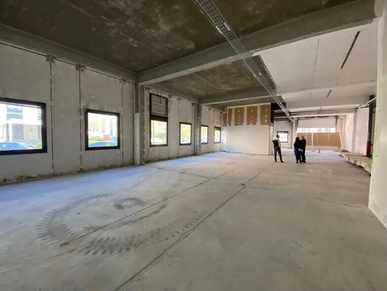 Flex in Limonest for lease - Interior Photo - Image 3 of 9