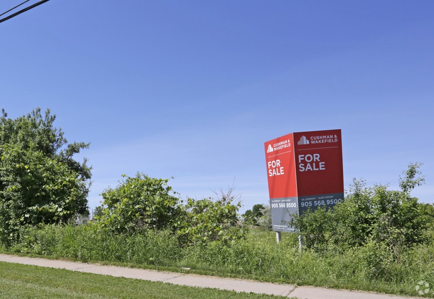 Farewell St, Oshawa, ON à vendre - Photo du bâtiment - Image 3 de 4