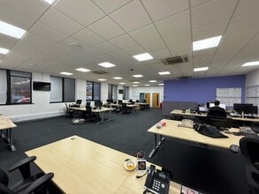 Leatherhead Rd, Chessington à louer Photo intérieure- Image 2 de 6