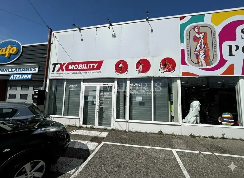 Retail in Saint-Bonnet-de-Mure for lease - Building Photo - Image 2 of 4