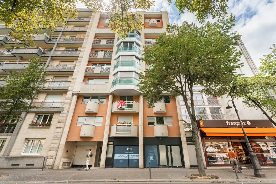 Immeuble residentiel dans Paris à vendre - Photo du bâtiment - Image 2 de 16