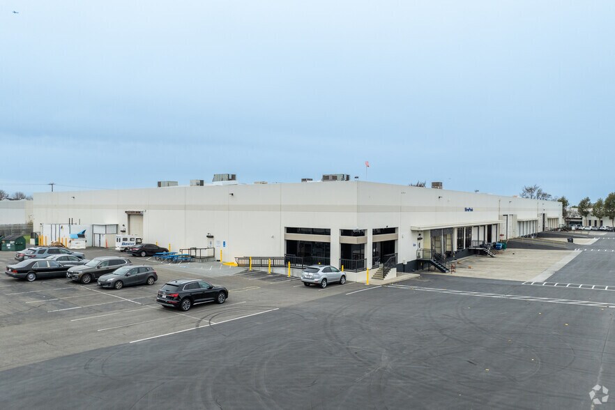 21053-21075 Alexander Ct, Hayward, CA à louer - Photo du bâtiment - Image 3 de 6