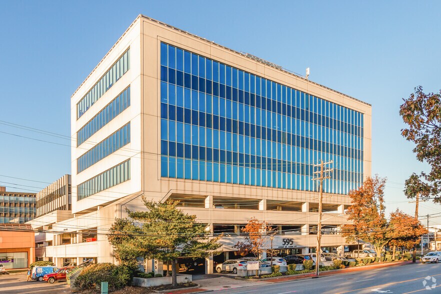 591 Stewart Ave, Garden City, NY à louer - Photo du bâtiment - Image 3 de 8