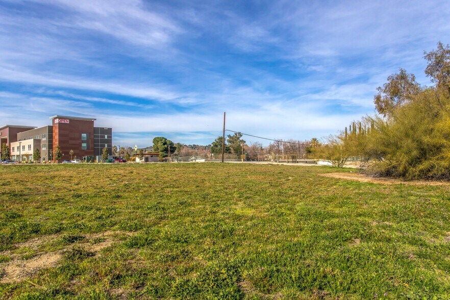 12915 14th st, Yucaipa, CA à vendre - Photo du bâtiment - Image 3 de 9