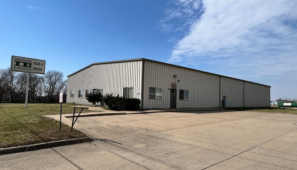 2221 NW Vail Ave, Topeka, KS for lease - Primary Photo - Image 1 of 1