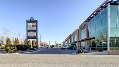 1445 Stevens Rd, West Kelowna, BC à louer Photo du bâtiment- Image 2 de 18