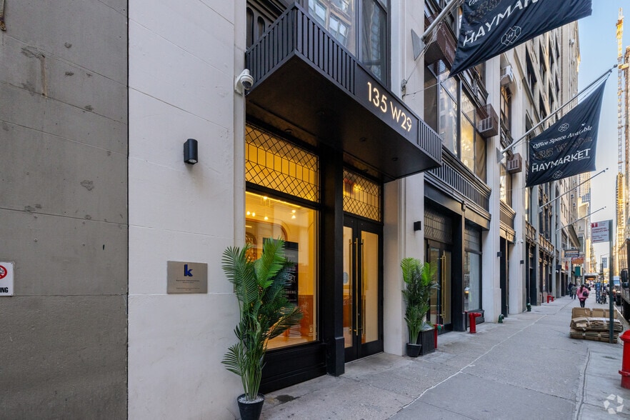 135-139 W 29th St, New York, NY à louer - Photo du bâtiment - Image 2 de 7
