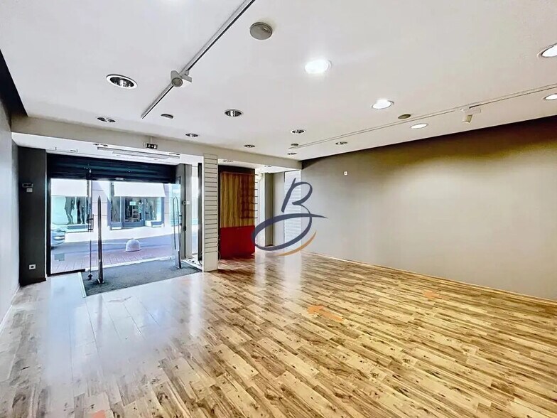 Retail in Bourgoin-Jallieu for lease - Interior Photo - Image 2 of 3