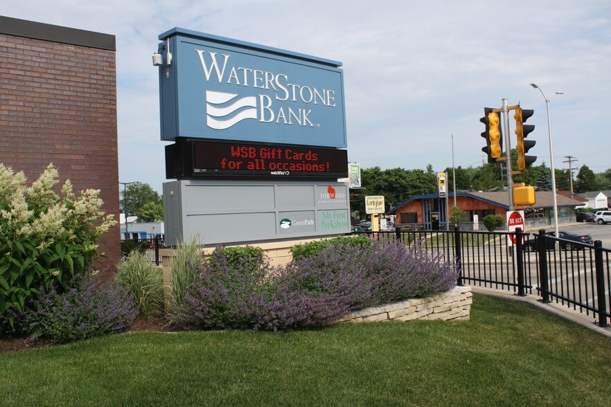 10101 W Greenfield Ave, West Allis, WI à louer - Photo du bâtiment - Image 2 de 4