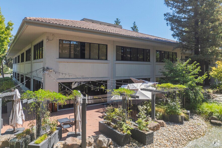 2100 Geng Rd, Palo Alto, CA à louer - Photo du bâtiment - Image 3 de 19